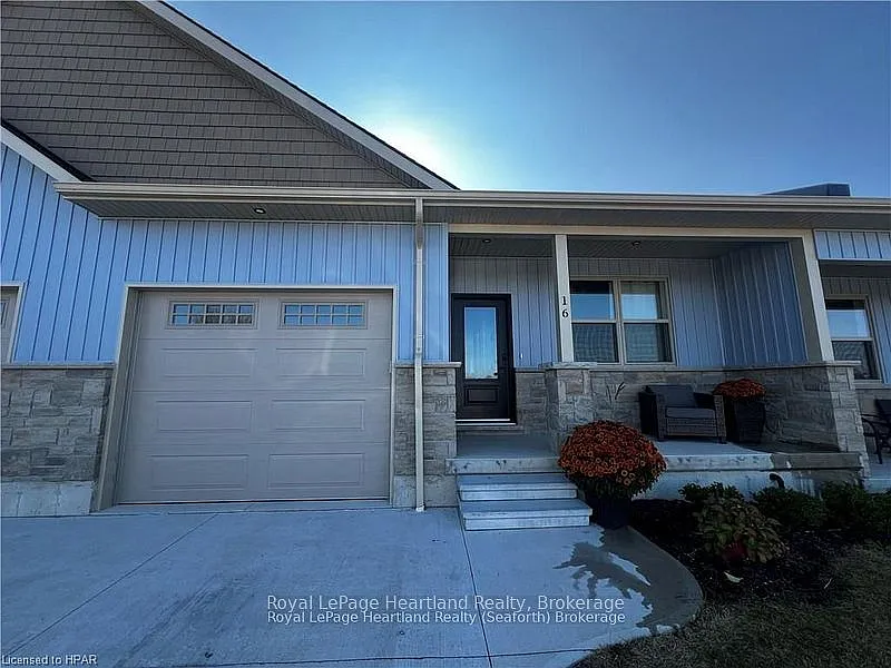 Building Photo - 16 Silver Creek Cres
