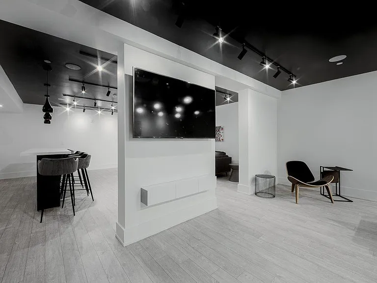 2475 Hurontario St — Photo 19