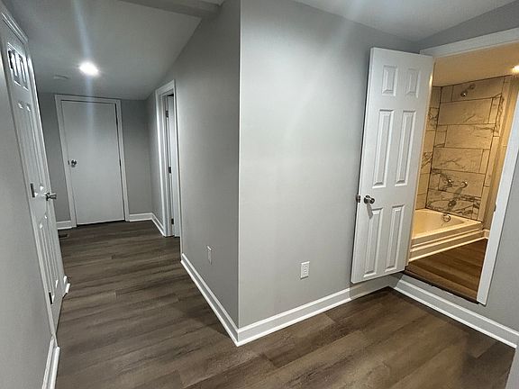 Back full bathroom off hallway and 2 bedrooms.