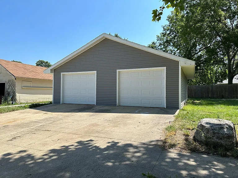 803 E Court Ave — Photo 8