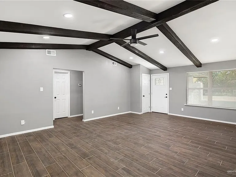 302 Stacie Ln — Photo 4