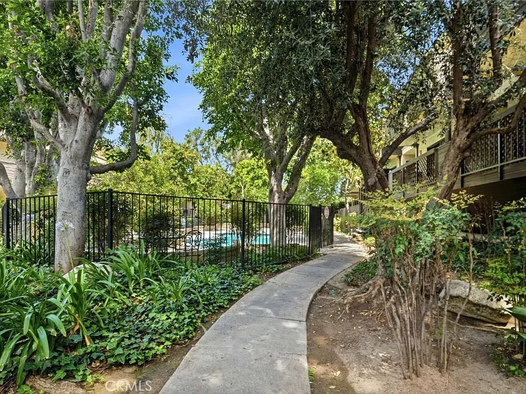 7304 Corbin Ave #J — Photo 24