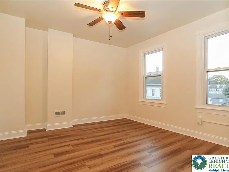 109 W Saint Joseph St — Photo 10