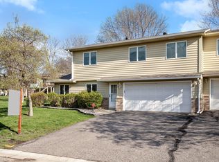 512 Oak Hill Cir, Chaska, MN 55318