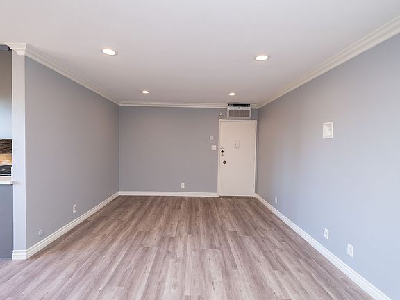 3rd image of 608 N Hayworth Ave APT 6