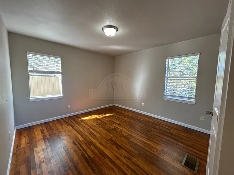 707 N Main St — Photo 11