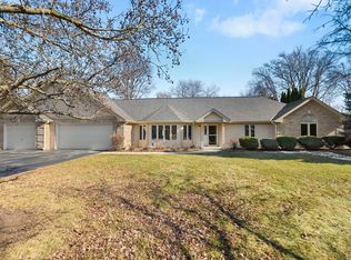 2S671 Arrowhead Dr, Wheaton, IL 60189