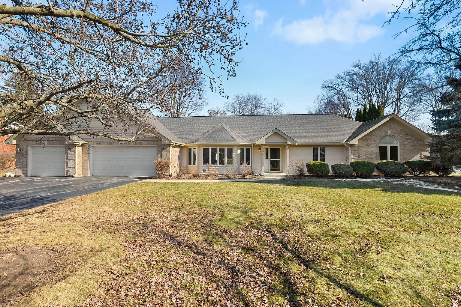 2S671 Arrowhead Dr photo 1
