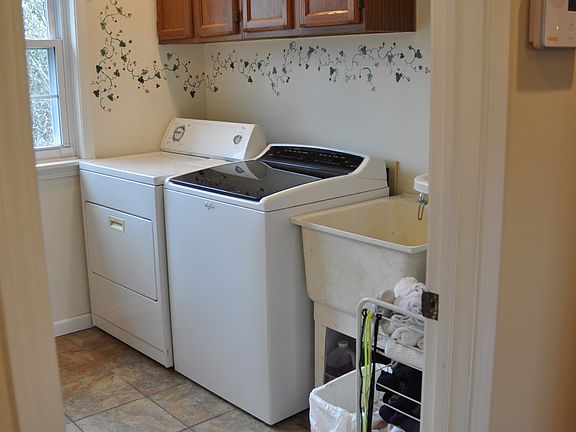 laundry room, 10 x 9