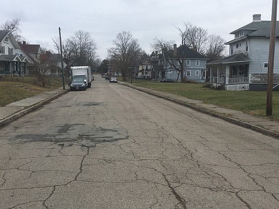 5th image of 930 Five Oaks Ave