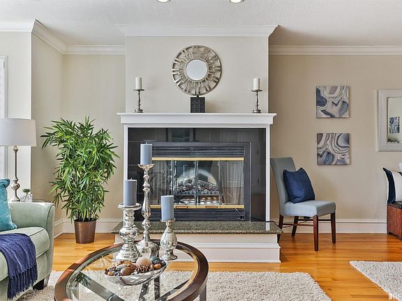 5th image of 458 Arlington St