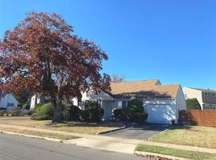 30 Eastgate Rd, Massapequa Park, NY 11762