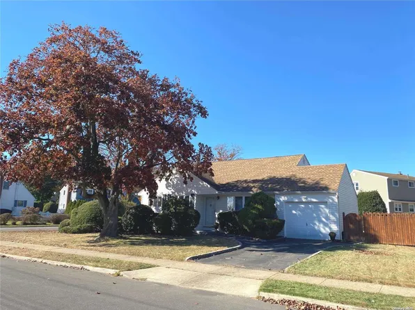 30 Eastgate Road, Massapequa Park, NY 11762