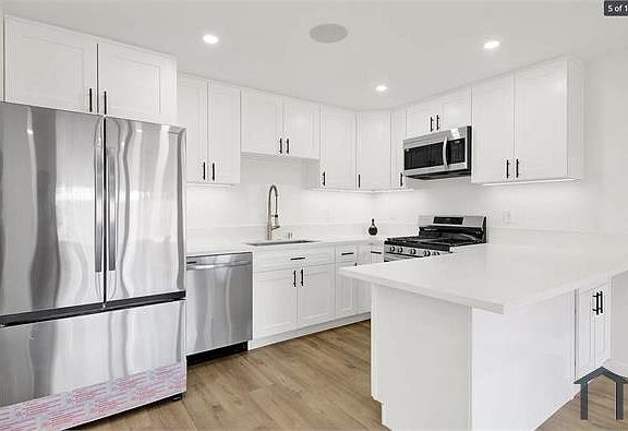 5th image of 3333 Fairfield Ave #A