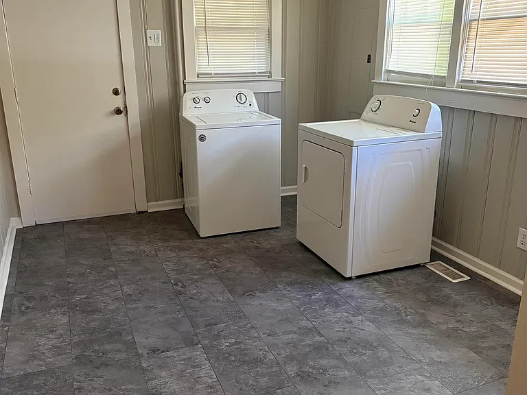 410 McCullough Ave NE — Photo 12