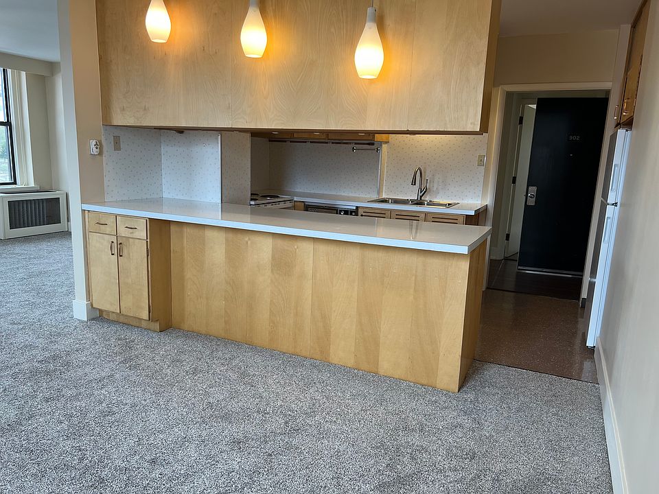 Breakfast bar and dining room