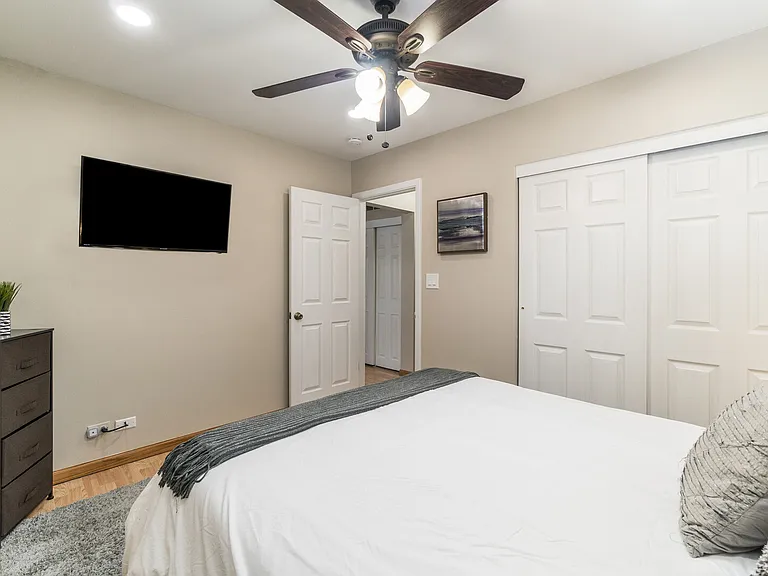 E Berkley Ln — Photo 16