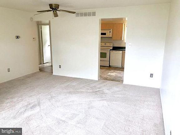 2nd image of 484 Longtowne Ct