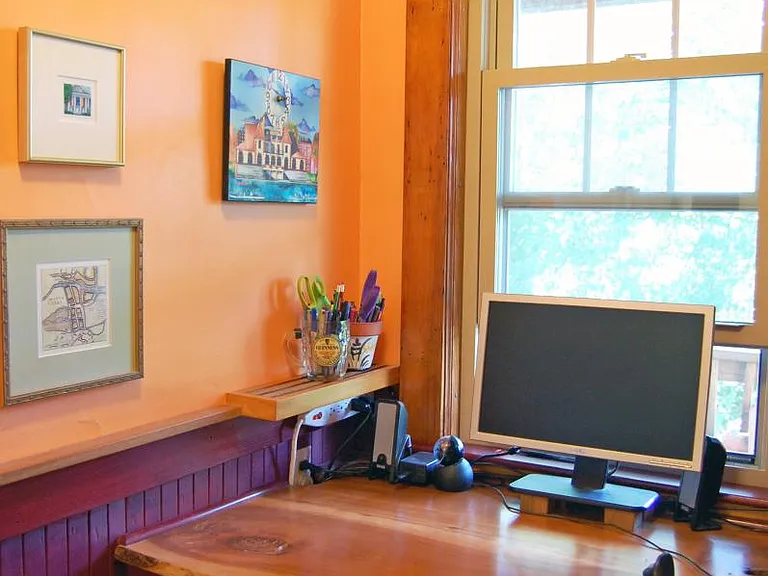 Office nook w/ built-in desk