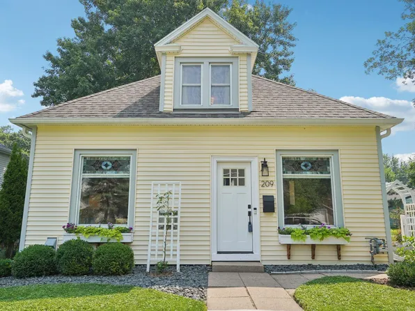 209 8th Ave N, Hopkins, MN 55343