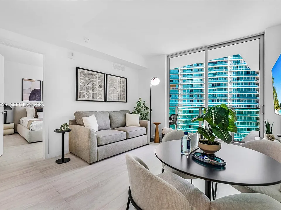 77 SE 5th St #3305