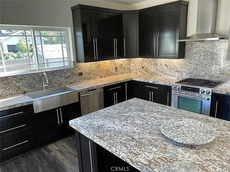 17358 Martha St — Photo 5