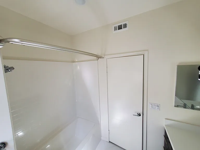 Bathroom 2 w/ Tub - 2nd floor