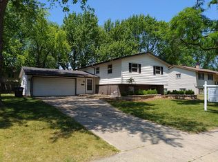 770 Sussex Ln, Crystal Lake, IL 60014