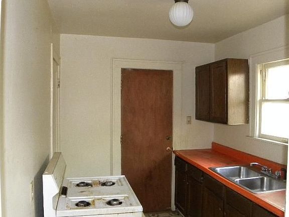 4th image of 5825 Garfield Ave