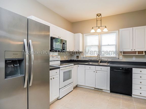 2nd image of 1600 Nesfield Pl