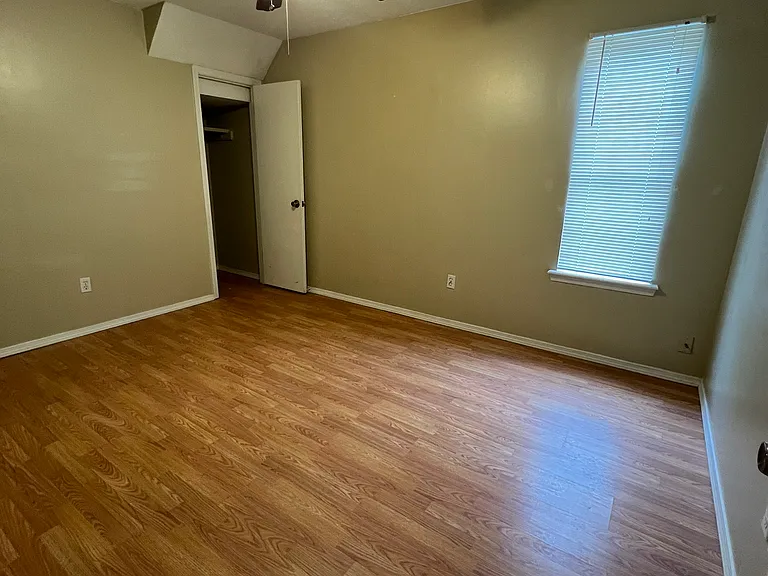 2366 Trafalgar Dr — Photo 16