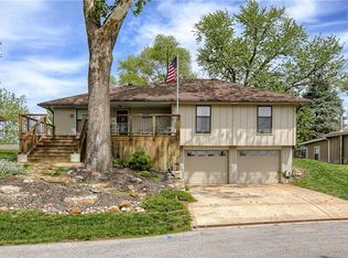 360 NW North Shore Dr, Lake Waukomis, MO 64151