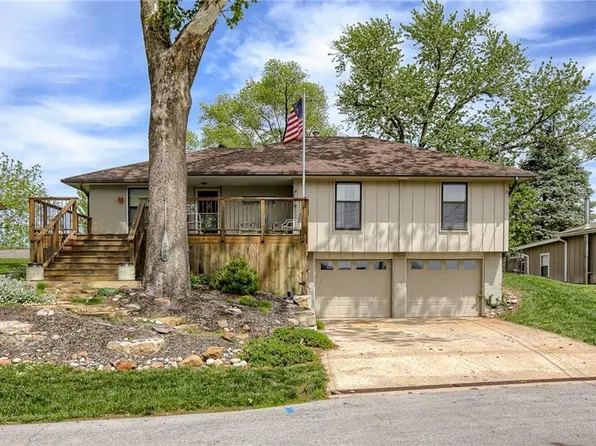 360 NW North Shore Dr, Lake Waukomis, MO 64151
