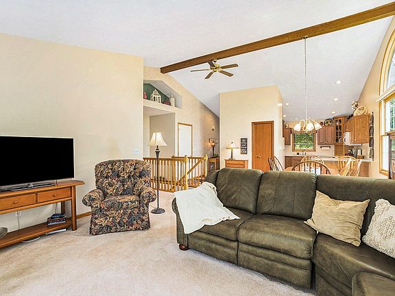 5th image of 19 Trillium Ct