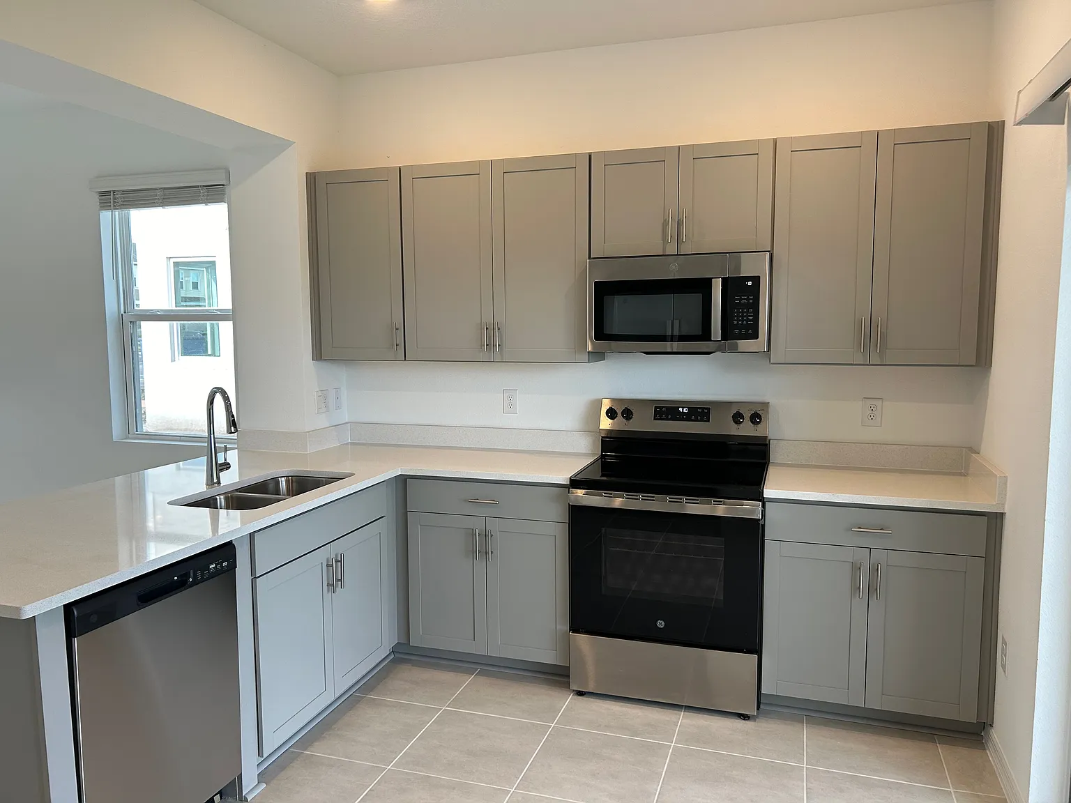 2 bed, 2.5 bath, 1165 sqft, $1,900 — Photo 4