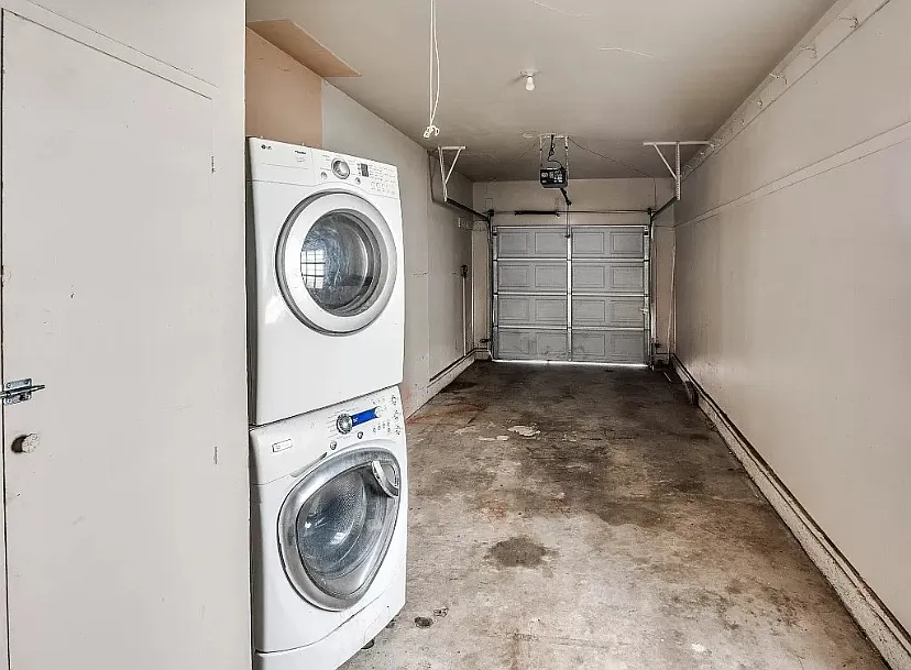 2 bed, 1.5 bath, 1002 sqft, $1,300 — Photo 4