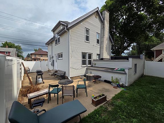3rd image of 17 13th Ave SW