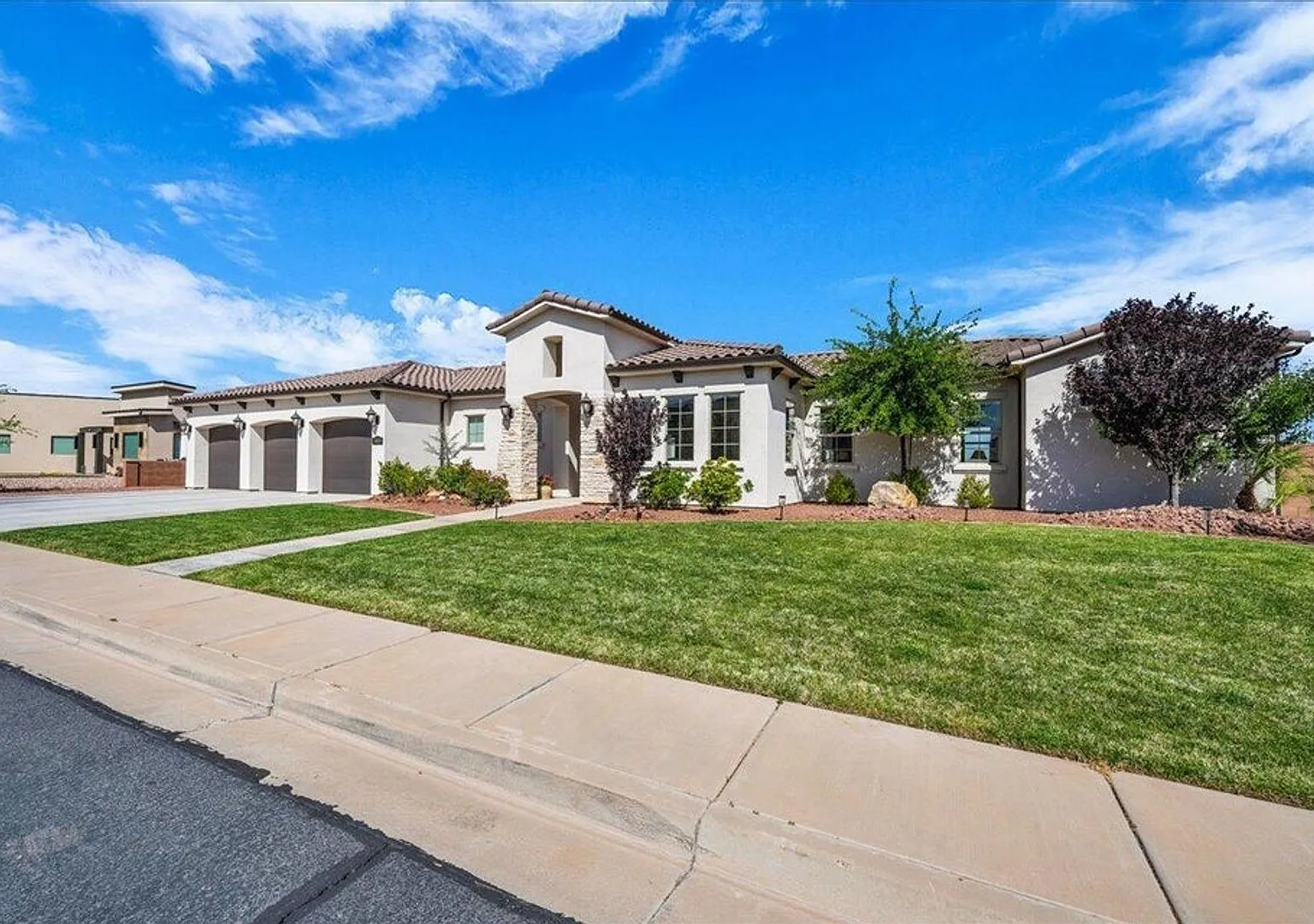 Luxury Furnished Home with Pool — Photo 2