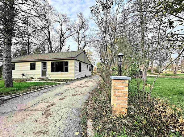 8090 Channel Ln, Omro, WI 54963