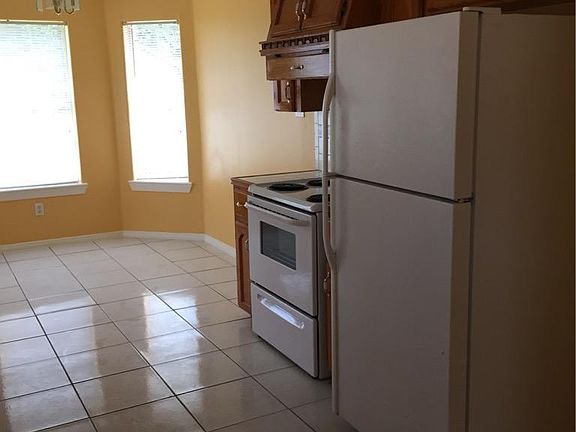 2nd image of 205 Dove St