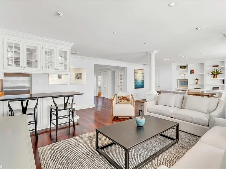 271 Broad Ave S #202 — Photo 3