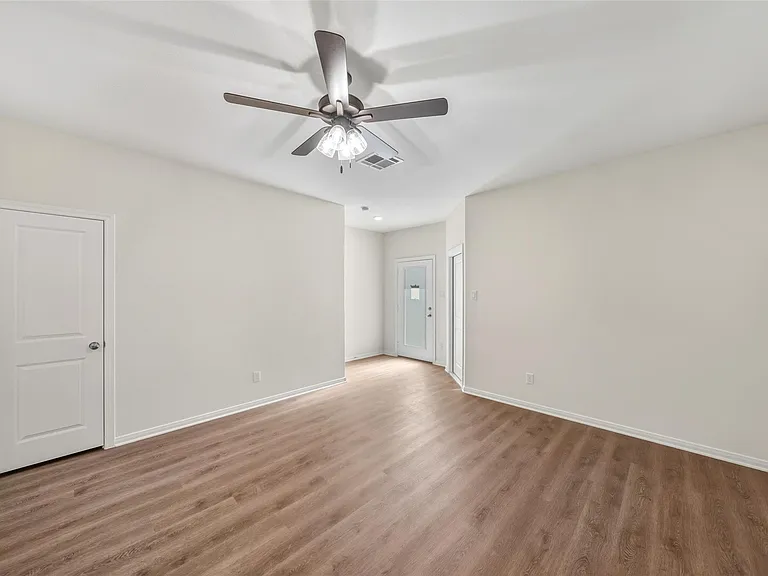 706 W Dallas — Photo 16
