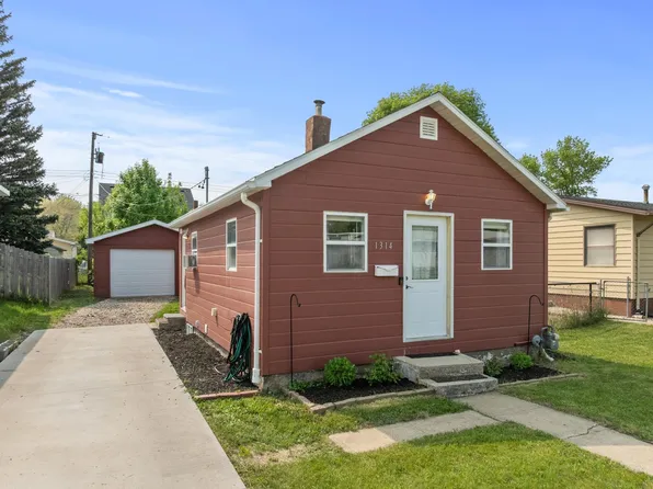 1314 4th St SW, Minot, ND 58701