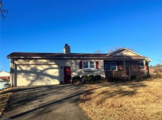16 N Forrest Dr, Thomasville, NC 27360