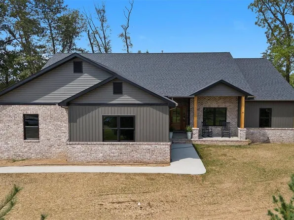 85 Glory Dr, Highland, IL 62249