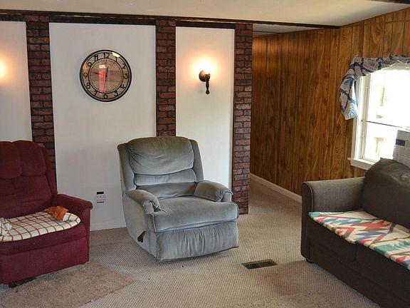 5th image of 210 Green Meadow Dr