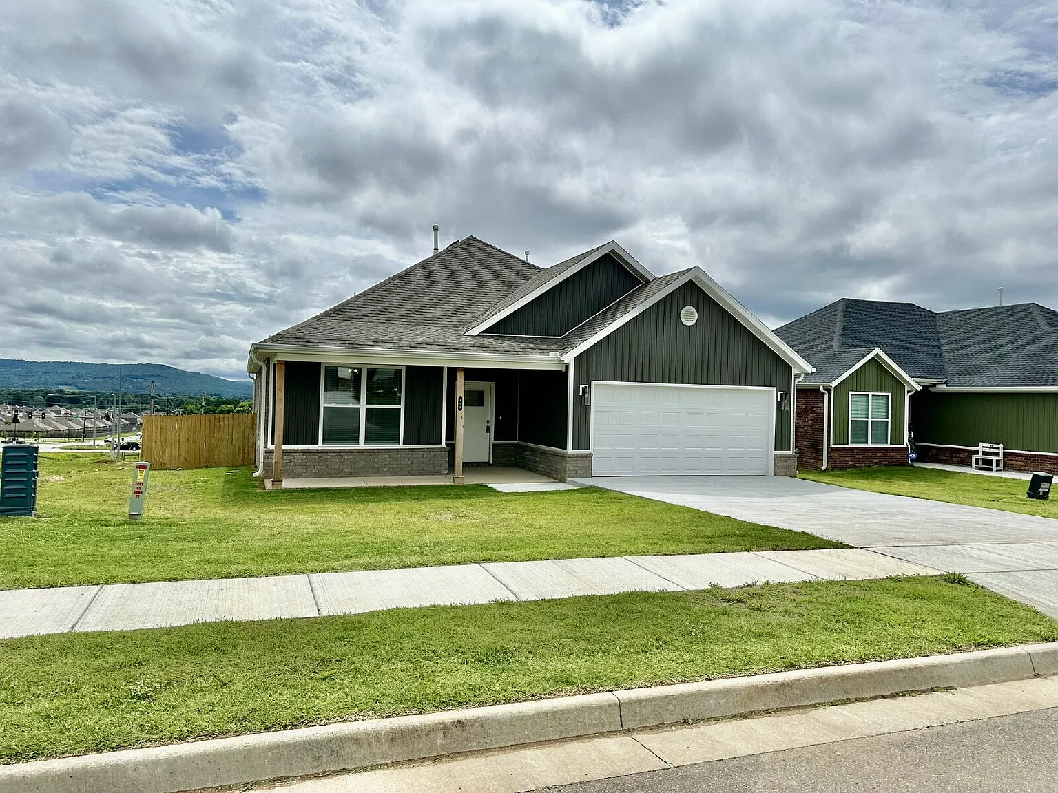 3 bed, 2.0 bath, 1604 sqft, $1,895 — Photo 2