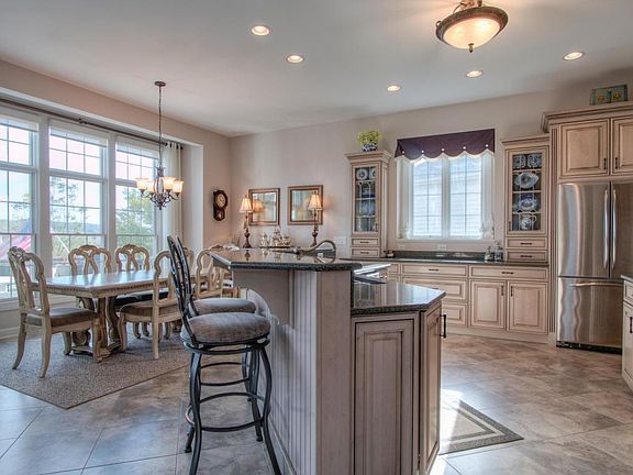 3rd image of 140 Lake Vista Cir