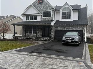 62 Oceanview Blvd, Manorville, NY 11949