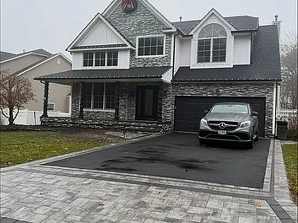 62 Oceanview Blvd, Manorville, NY 11949